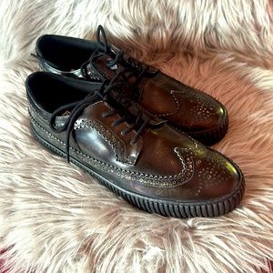 T.U.K. Men's size 10 wingtip style sneakers, never worn